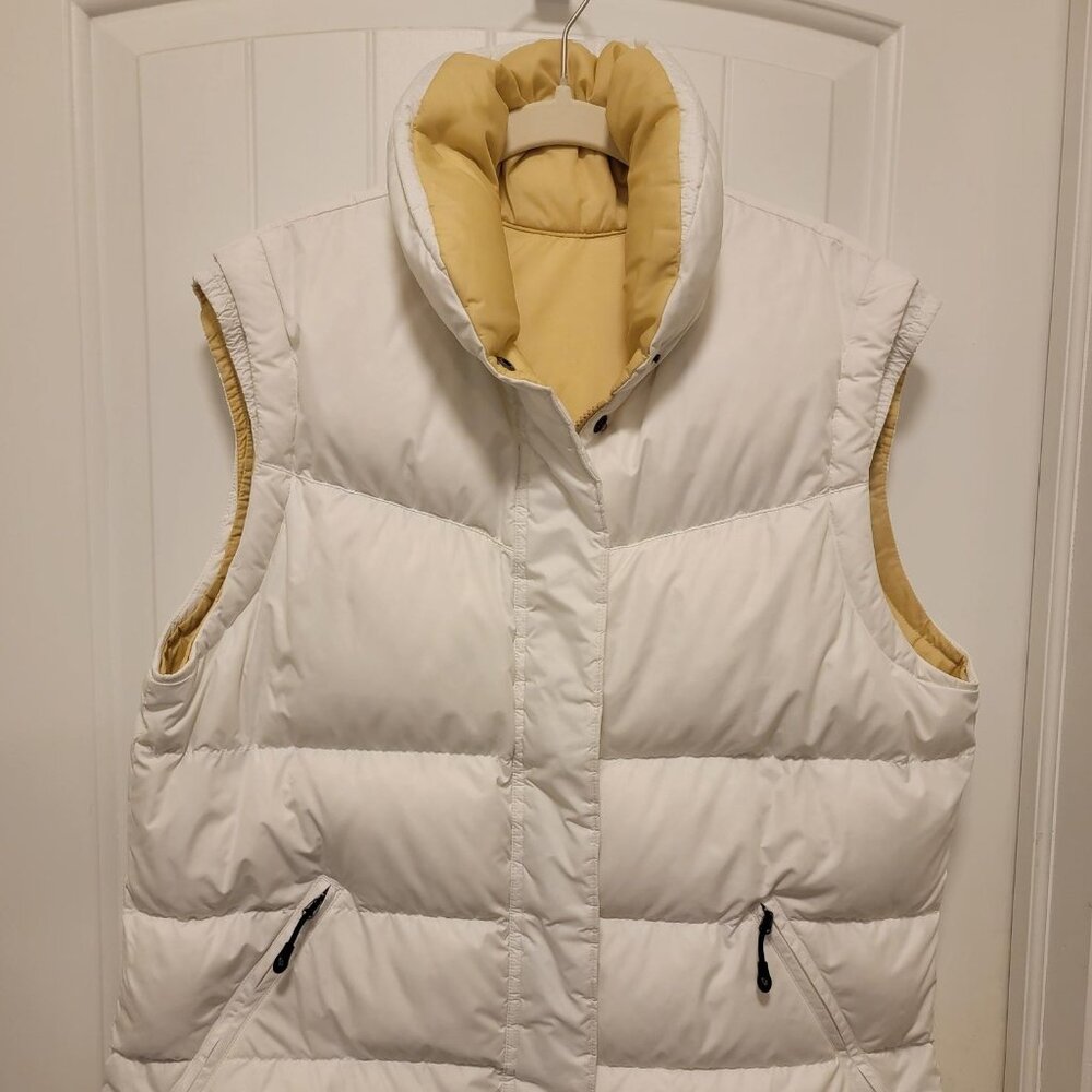 NIKE Women's 550 Feather Down Reversible Puffer Vest in White and Yellow